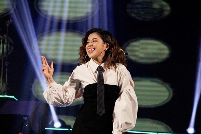 Hoàng Hồng Ngọc liên tiếp nhận nhiều giải thưởng, khẳng định mình không chỉ là ca sĩ - 1