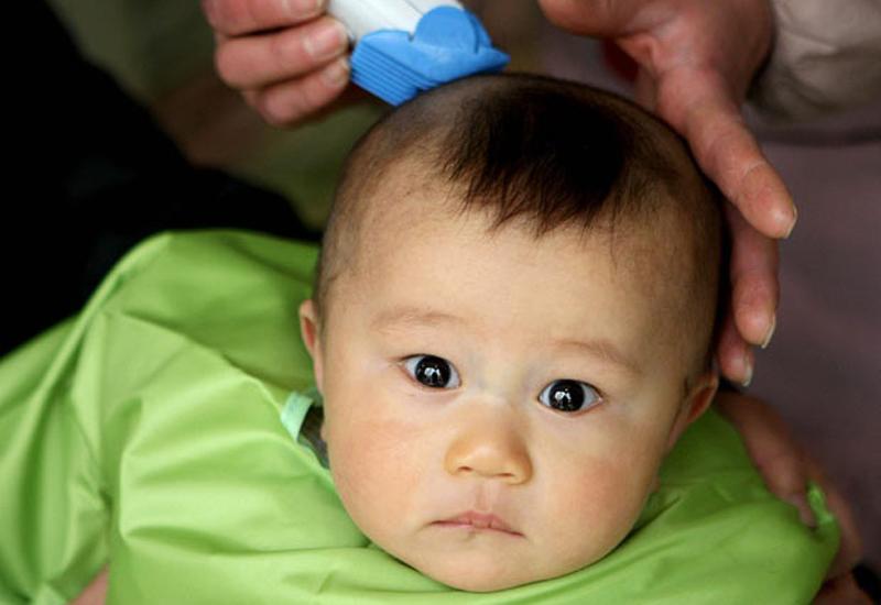 Tuy nhiên, không nhất thiết phải cạo trọc đầu, đặc biệt là ở trẻ sơ sinh.
