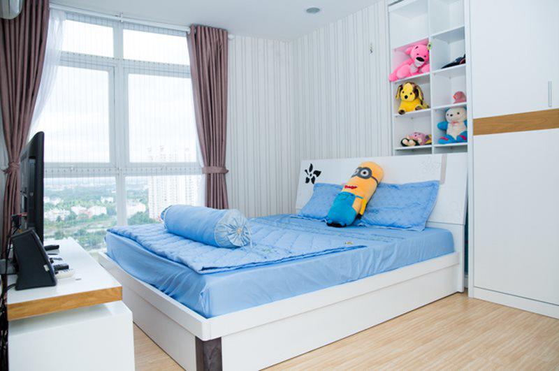 Phòng ngủ tông xanh - trắng tạo cảm giác thoải mái.
