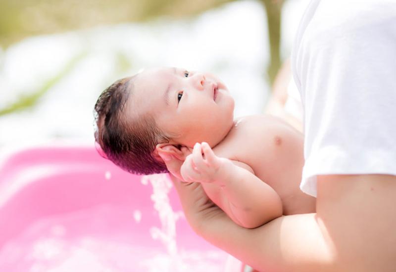Nhiều cha mẹ cứ nghĩ việc tắm sẽ khiến cơ thể trẻ sạch sẽ mà lại mát mẻ.
