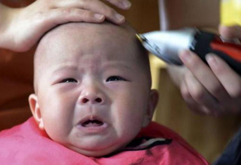 Việc cạo trọc đầu dễ gây ảnh hưởng đến da đầu non nớt của các bé và các mô nang lông. 
