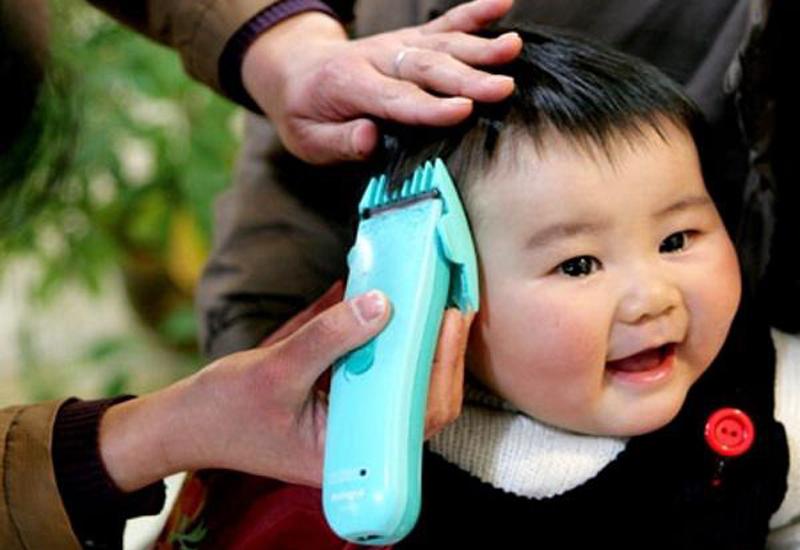 Vì thế, khi cắt tóc cho bé cha mẹ nên cắt vừa phải, để lại một phần tóc bảo vệ da đầu.
