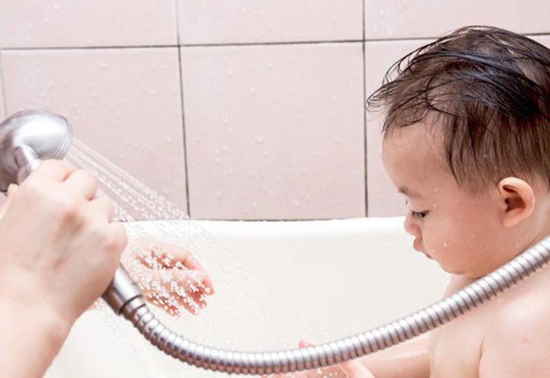 Tốt nhất là không nên tắm cho bé nhiều hơn 3 lần/ngày vào mùa hè cho dù bé vận động đổ mồ hôi nhiều.
