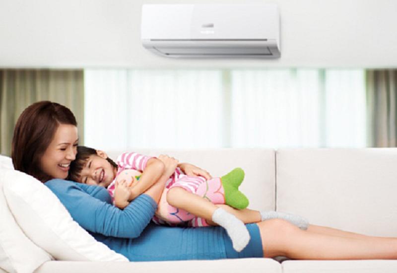 Ngoài ra, các bậc phụ huynh đừng bao giờ dựa vào cảm quan của mình đặt vào con để điều chỉnh nhiệt độ phòng và nhiệt độ điều hòa.
