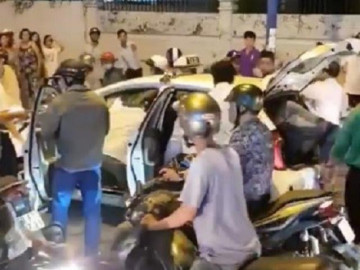 Tài xế nhanh trí khóa cửa, nhốt 2 tên cướp trong xe rồi tri hô để dân vây bắt