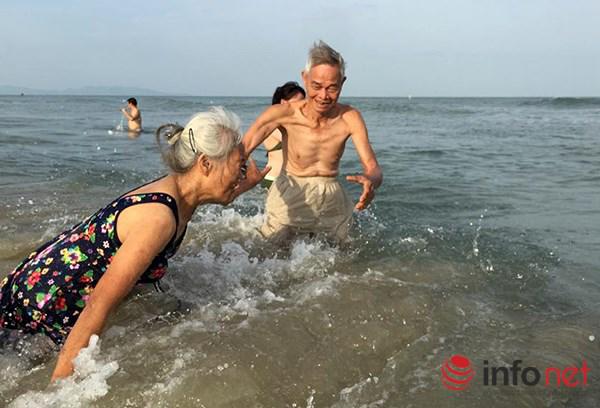Con gái vợ chồng già nắm tay nhau trên biển: Bố mẹ tôi yêu thương nhau trọn đời! - 5