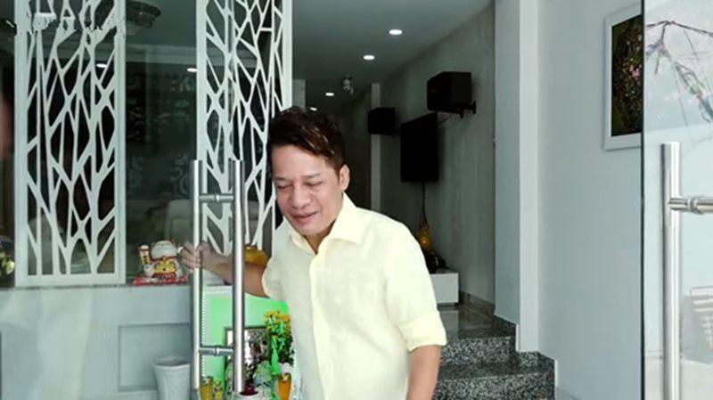 Trong một lần chia sẻ với báo giới Minh Nhí cho biết nhà căn nhà mới của anh ở Cù Lao gần đường Phan Xích Long, P.2, quận Phú Nhuận. Anh cho biết đây sẽ là chốn đi về của mình sau những ngày đi diễn mệt nhọc.
