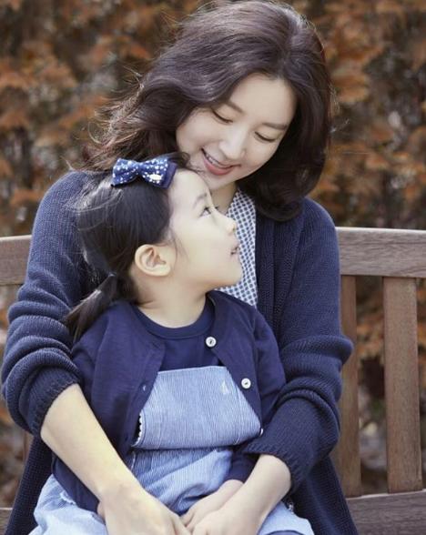 Nàng Dae Jang‑geum làm mẹ 2 con trẻ như gái đôi mươi, con gái 8 tuổi gây  bất ngờ hơn