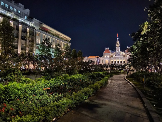 Hình ảnh Sài Gòn trong một đêm mưa vẫn rất lung linh nhờ ánh sáng từ những  tòa nhà, ánh đèn đường và cả ánh đèn trang … | Thành phố, Chụp