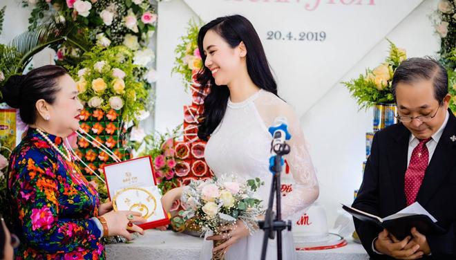 Cô gái amp;#34;chân dài như Hà Hồ, hát như Mỹ Tâmamp;#34; bất ngờ đính hôn: Chú rể gây tò mò - 12