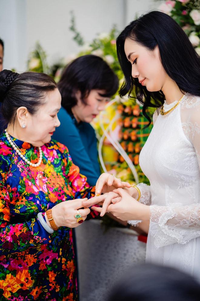 Cô gái amp;#34;chân dài như Hà Hồ, hát như Mỹ Tâmamp;#34; bất ngờ đính hôn: Chú rể gây tò mò - 13