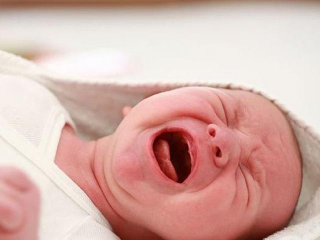 Đứa trẻ 3 tháng tuổi có máu trong phân, bác sĩ phát hiện bệnh có thể gây hoại tử ruột