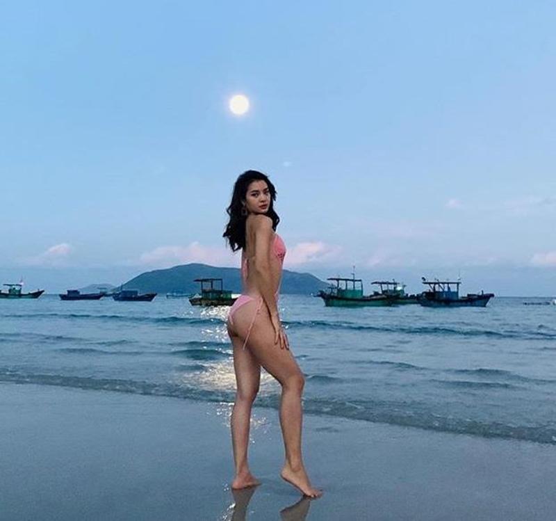 Phương Trinh Jolie luôn cực kỳ tự tin “pose” dáng với bikini sexy, và lần này cũng không nằm ngoại lệ. 
