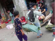 Tin tức - Thấy bác bán rau gánh gồng nặng nhọc trên đường, nam sinh có phản ứng bất ngờ