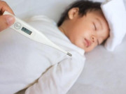 Sức khỏe - Cậu bé 2 tuổi bị sốt, co giật, hành động sai lầm của cha vô tình khiến con tử vong