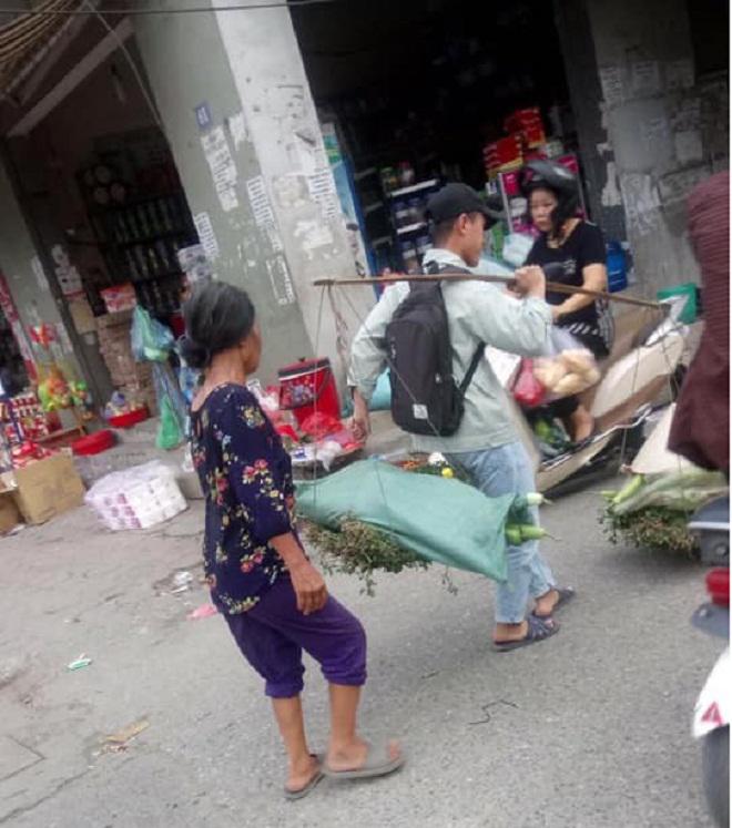 Thấy bác bán rau gánh gồng nặng nhọc trên đường, nam sinh có phản ứng bất ngờ - 1