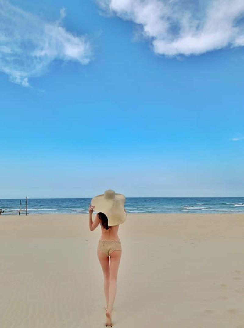 Mới đây, Hồ Ngọc Hà lại khiến dân tình chao đảo với chiếc ảnh khoe body nuột nà trong set bikini màu nude. Chiếc mũ cói rộngvành vừa sang chảnh lại là một phụ kiện tuyệt vời, tạo nên những khoảnh khắc ảo diệu cho cô. 
