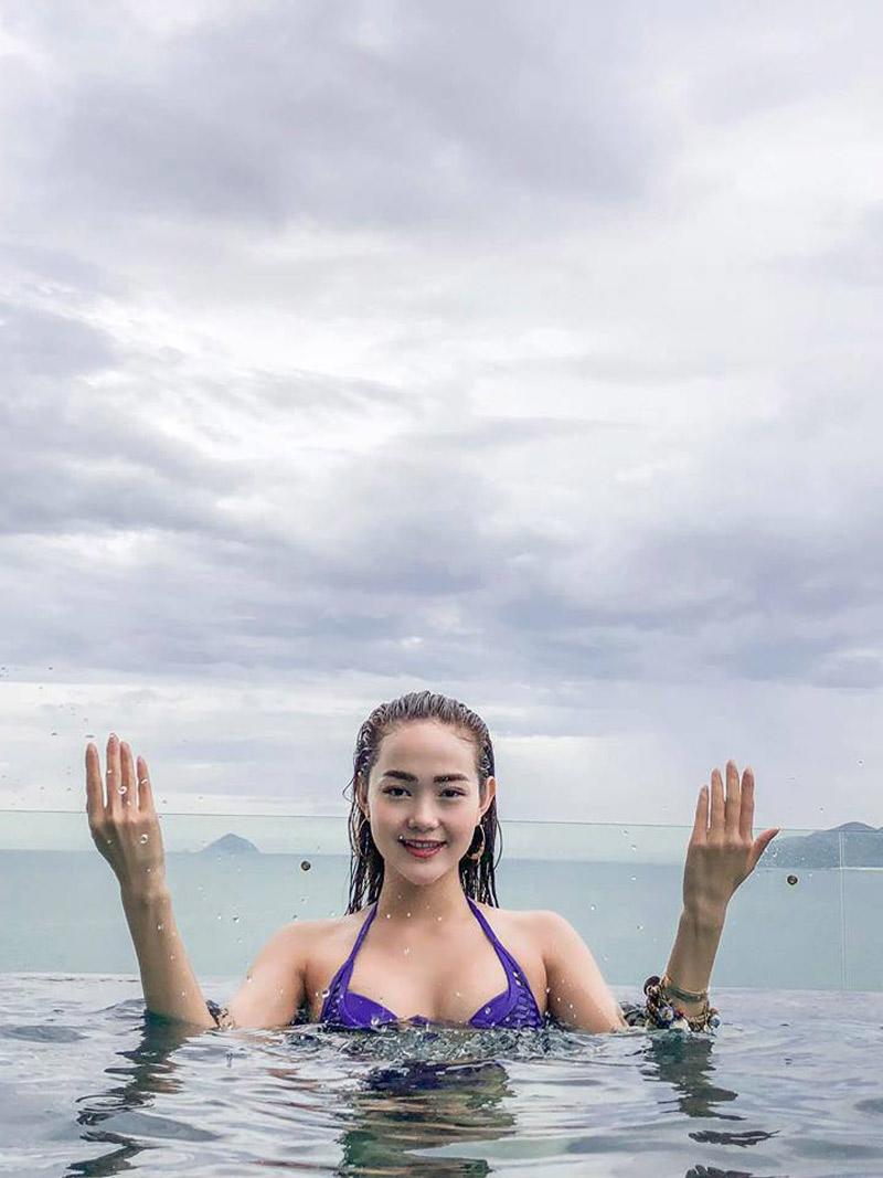 Vóc dáng thon thả cùng vòng một đẫy đà của Minh Hằng khiến nhiều người khó có thể rời mắt khi mặc bikini nhiều màu sắc và được chụp ở nhiều góc độ khác nhau.

