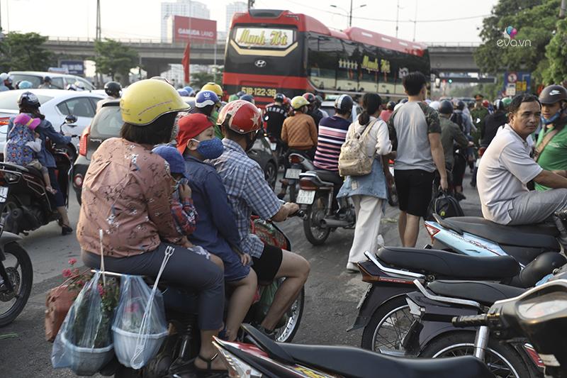 Nhiều gia đình không chọn xe khách hay ô tô mà tự phóng xe máy từ quê nhà lên Thủ đô.
