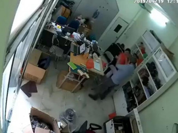 Qua mặt nữ nhân viên, thanh niên trộm Macbook trong tích tắc