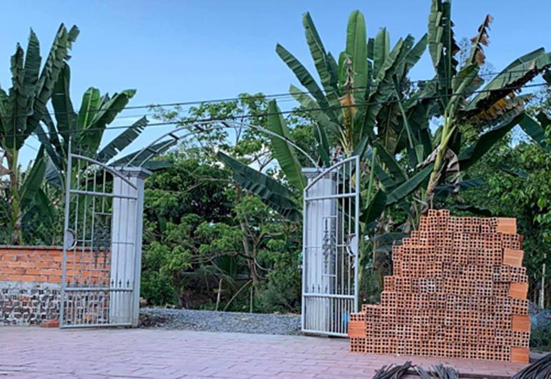 Theo đó, nhà của Minh Luân ở Đồng Tháp gồm ba gian, nằm giữa khu vườn rộng gần 3.000 m2. Đây là nơi anh cùng bố mẹ sống hơn 30 năm qua
