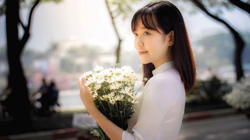 Kim Oanh là gương mặt mới của truyền hình Việt, tuy nhiên vừa ra mắt công chúng cô đã được nhiều người biết tới sau khi tham gia phim Những cô gái trong thành phố do đạo diễn Vũ Trường Khoa thực hiện.
