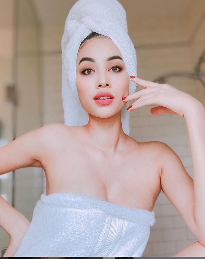 Trên Instagram, mới đây Phạm Hương đăng tải hình ảnh gợi cảm của mình trong trang phục áo tắm khiến ai cũng phải trầm trồ, vì...quá gợi cảm.
