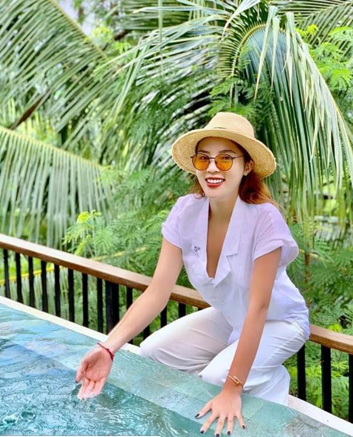 1001 cách chống nắng của sao Việt: Chẳng ngại đụng hàng hay tự amp;#34;dìmamp;#34; bản thân - 11