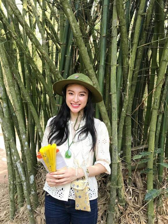 1001 cách chống nắng của sao Việt: Chẳng ngại đụng hàng hay tự amp;#34;dìmamp;#34; bản thân - 13