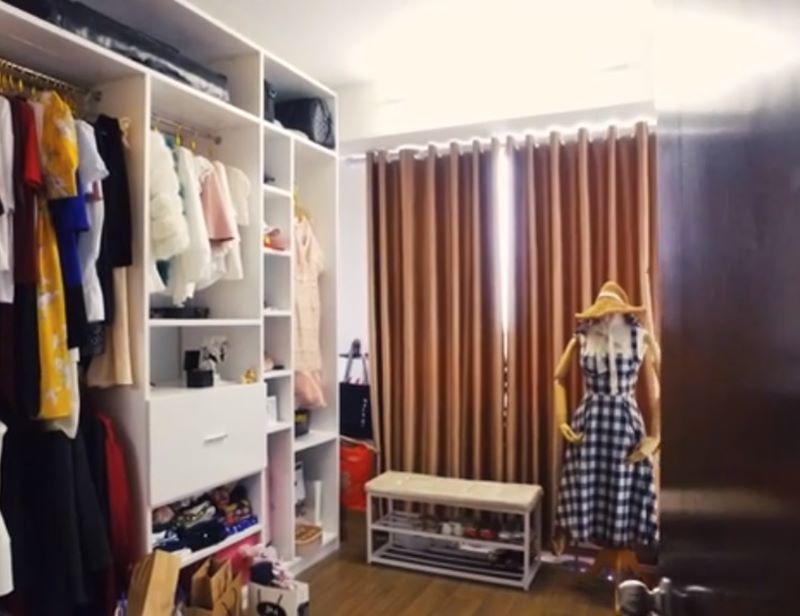 Một phòng ngủ được Kim Oanh dùng cho việc vẽ mẫu, thiết kế thời trang và cất giữ những bộ váy áo do mình thực hiện.
