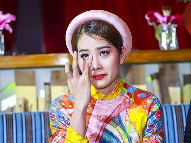 Sau loạt hành vi khó hiểu, Nam Em khóc lóc giải thích rằng đang đau khổ vì tình mới