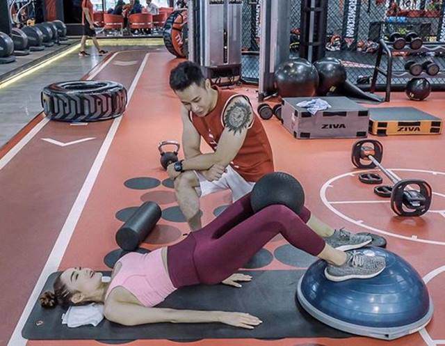 Hết chiếc cằm xuyên thủng vạn vật, Minh Hằng giờ bóp eo lố tay làm cong vòng cửa sắt - 8