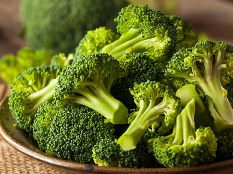 Trong bông cải xanh có chứa rất nhiều chất dinh dưỡng thiết yếu cho cơ thể. Vậy nên, nếu bạn muốn cải thiện vòng 3 tự nhiên thì ngoài tập luyện chăm chỉ, hãy tích cực ăn nhiều bông cải xanh hơn để thúc đẩy cơ bắp phát triển nhé.
