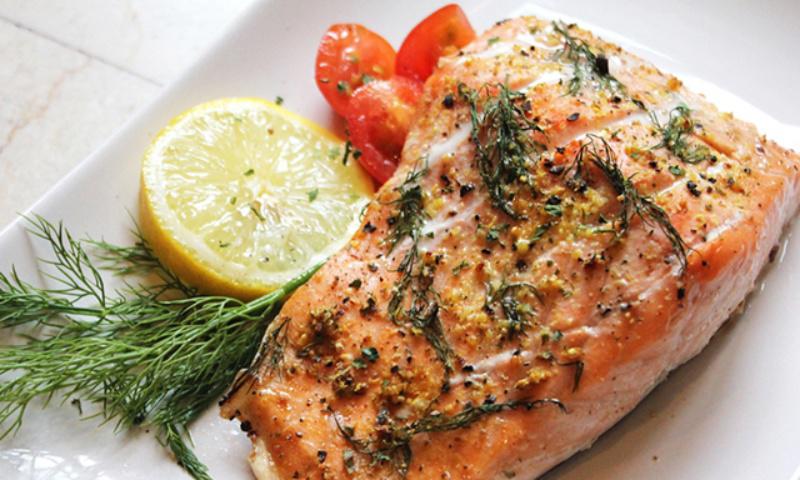 Hàm lượng axit béo Omega 3 trong các loại cá béo rất dồi dào nên nó trở thành nguồn dinh dưỡng đặc biệt quan trọng trong các bữa ăn hàng ngày. Khi bạn chăm ăn cá thì vòng 3 sẽ dần dần được cải thiện và trở nên căng tròn, quyến rũ hơn. 
