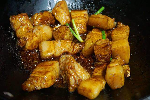 Kho thịt xong, tắt bếp nhưng đừng cho thịt ra ngay, làm thêm bước này đảm bảo ngon không ngấy - 3