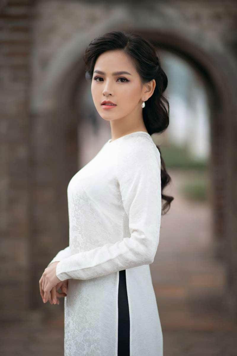 Phi Huyền Trang được khen ngợi hết lời với hình tượng người phụ nữ truyền thống khoác tà áo dài trắng tinh khôi trong bộ ảnh thời trang được cô và ekip thực hiện ở Hà Nội. 
