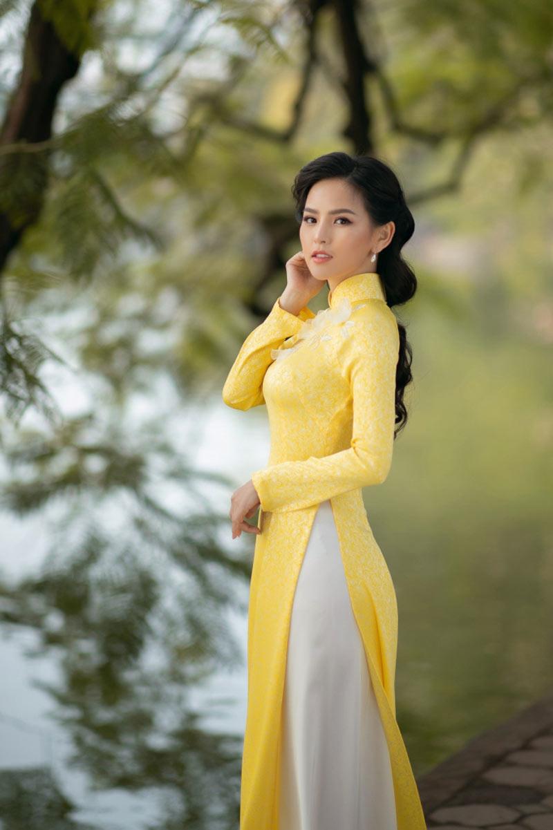 "Thánh nữ vòng 1" Phi Huyền Trang đẹp thướt tha trong tà áo dài truyền thống Việt. 
