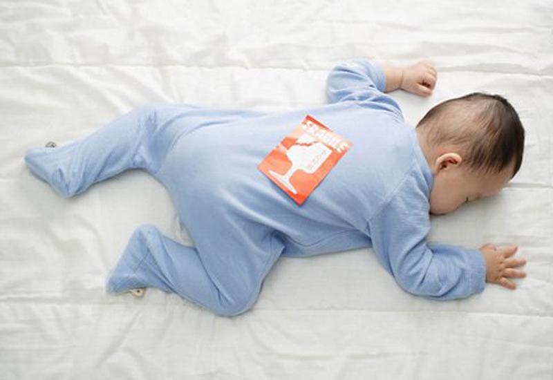 Đã có rất nhiều trẻ sơ sinh tử vong vì cha mẹ không để ý chuyển tư thế ngủ an toàn cho bé.
