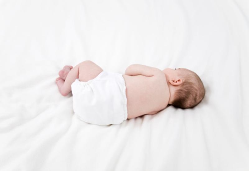 Tư thế nằm ngủ an toàn cho trẻ là tư thế ngửa hoặc nằm nghiêng. 
