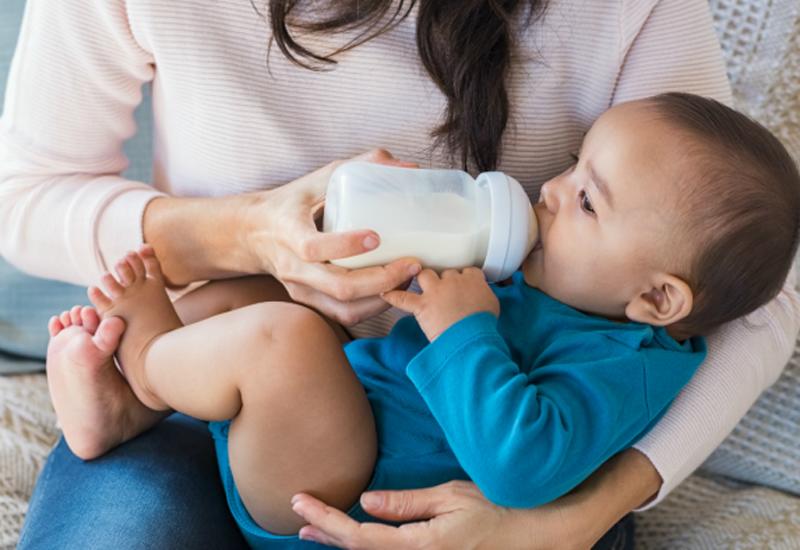 Một số trường hợp bé uống nước dẫn đến tình trạng loãng sodium, và bị mất cân bằng chất điện giải, ảnh hưởng không tốt đến sức khỏe và sự phát triển của bé.

