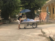 Bà bầu - Bức ảnh chồng đẩy xe, vợ bầu nằm cáng vẫn che ô cho chồng khiến cộng đồng mạng dậy sóng