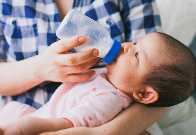 Các chuyên gia khuyến cáo, trong 6 tháng đầu đời, bé không cần uống nước. Vì lượng nước bé cần đã cung cấp đủ qua sữa mẹ, sữa công thức. 
