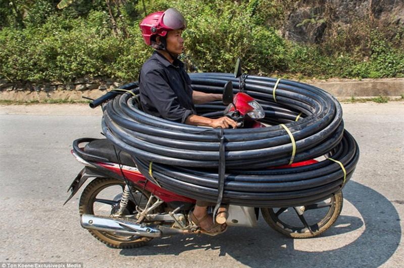 Ở Việt Nam, những 'người vận chuyển' vẫn nổi tiếng với sự sáng tạo vô cùng khi phải chở hàng hóa to nặng. Với tài sắp xếp hàng hóa và khả năng điều khiển các phương tiện giao thông, các “thánh” vận chuyển hàng hóa này luôn khiến mọi người có cái nhìn kinh ngạc về họ.
