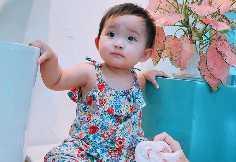 Chào đời sớm vài tuần so với ngày dự sinh, cô bé Anna Vương Diễm - con gái kiện tướng dancesport Khánh Thi và Phan Hiển, hiện tại được hơn 10 tháng tuổi.
