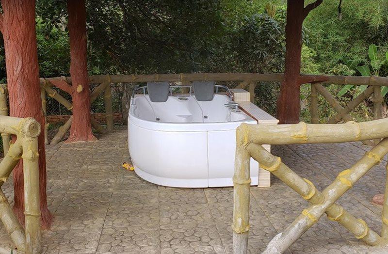 Rất nhiều khán giả cảm thấy khó hiểu với cách thiết kế không gian tắm trong khuôn viên căn biệt thự. Ngay tại khu vườn xanh mát của vợ chồng Thanh Bạch là một bồn tắm đôi lộ thiên.

