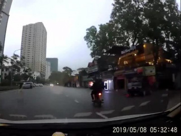 Cạy logo bị tài xế ô tô truy đuổi, hai tên cướp cầm hung khí chống trả