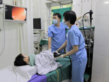 Thấy con đi ngoài ra máu tươi, mẹ mua thuốc mát gan về cho uống khiến bệnh nặng thêm