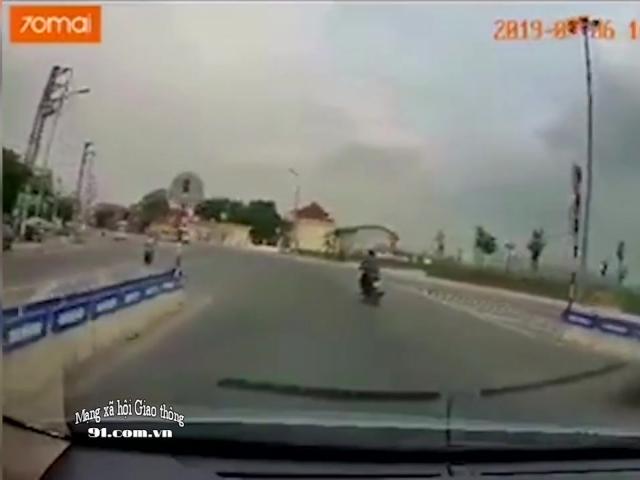 Xe khách phóng như bay, tông gục người đàn ông đi xe máy