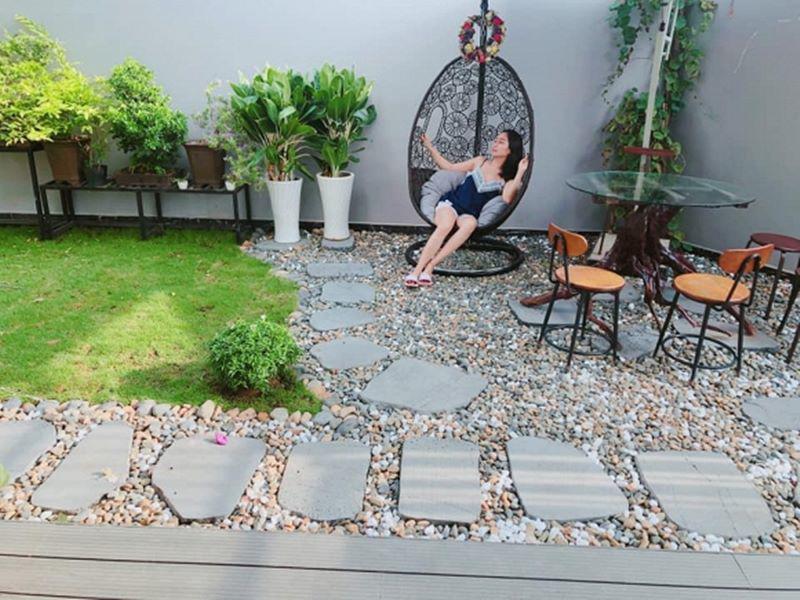 Ngoài thiết kế hiện đại thì nhà mới của nữ MC còn gây ấn tượng với không gian xanh và khu vườn rộng thoáng. Mới đây, tự tay ông xã Ốc Thanh Vân đã tự tay cải tạo lại khu vườn trong căn hộ.
