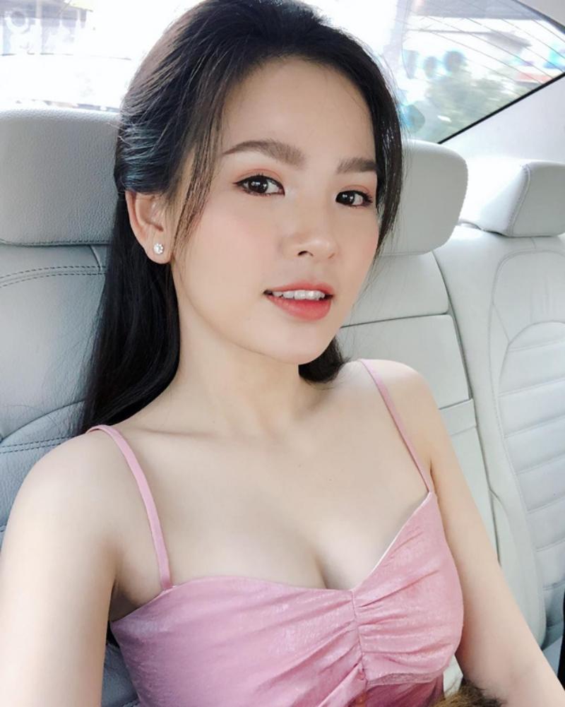 Trên mạng xã hội, Trang Phi thường xuyên đăng tải hình ảnh selfie trong xe hơi. Qua đó có thể nhận thấy chiếc xế hộp cô đang sử dụng có nội thất sang trọng, màu sắc tinh tế.
